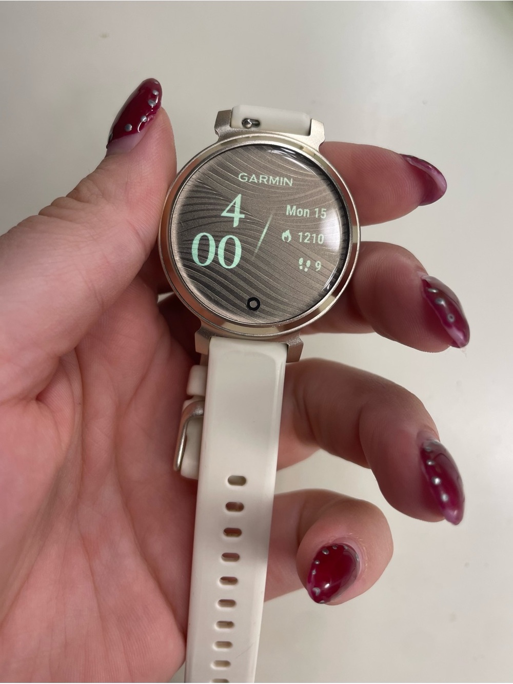 Garmin Lily 2 - Cream Gold / Coconut White - working w/ charger